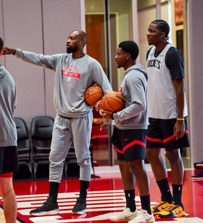 星空体育-戴维森签约!火箭15人豪阵上线,乌度卡可组3套阵容?过首轮稳了